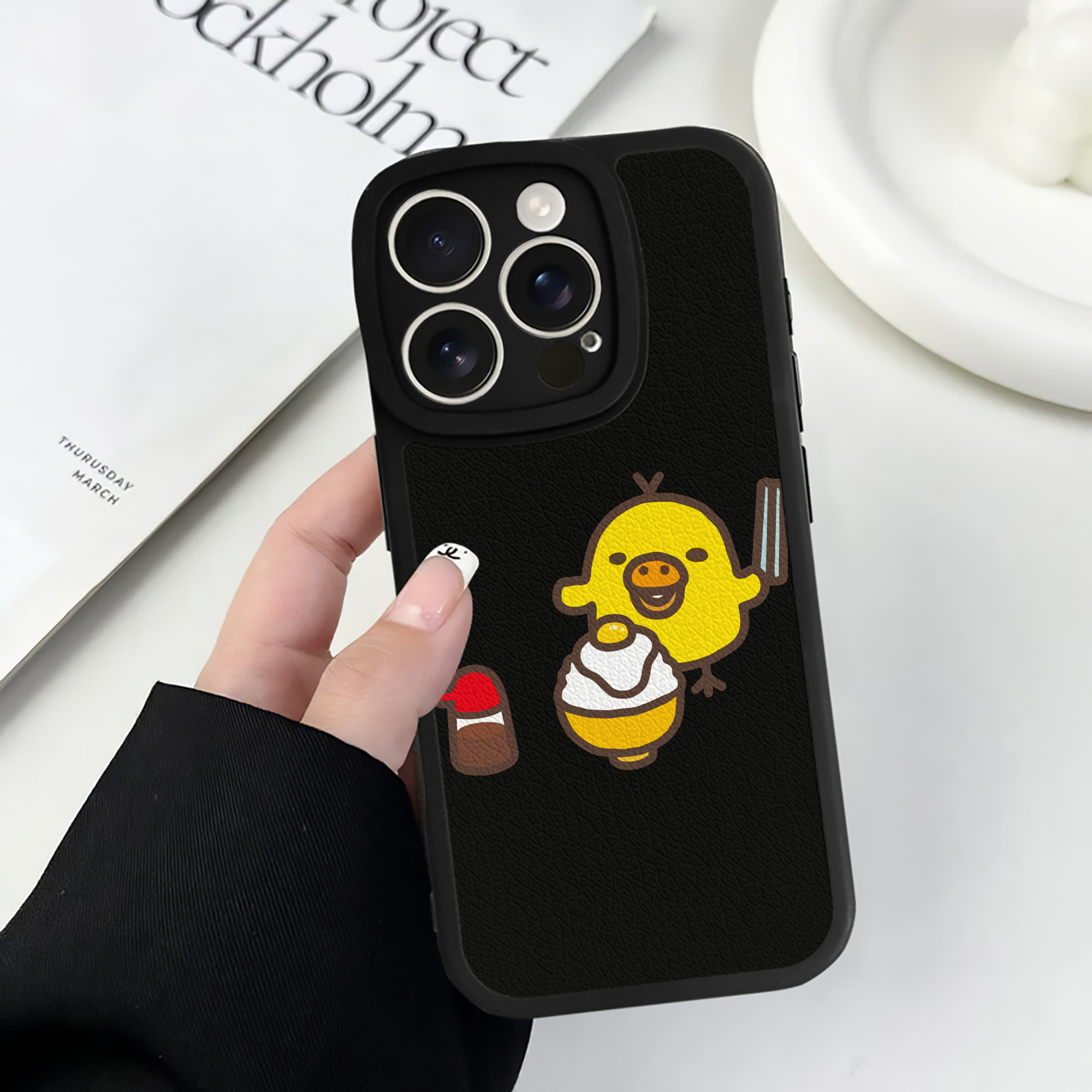 （画像用） リラックマ リラックマ キイロイトリ Rilakkuma Korilakkuma Kiiroitori 【iPhone 16シリーズ対応】シリコンスマホケース（レザー調） 材質：シリコン